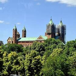 Der Dom zu Speyer zählt zu den drei romanischen deutschen Kaiserdomen, geweiht im Jahr 1061