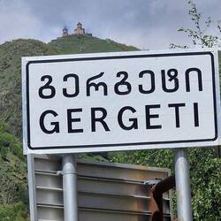 Gergeti und hoch oben trohnt die Kirche