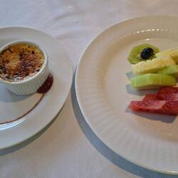 Nachtisch: Crème brûlée und Obstteller
