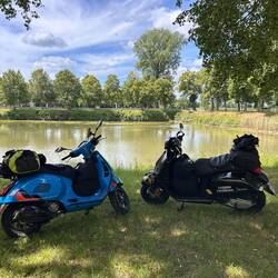 Vespas mit See