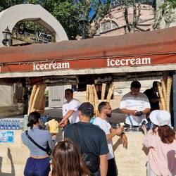Die berühmte Eiscreme Show, die sind aber auch schnell