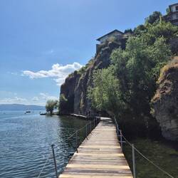 Steg entlang der Felsküste