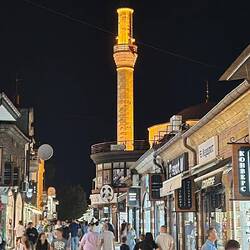 Alte Basarstraße und Minarett der 'Ali - Pascha' - Moschee