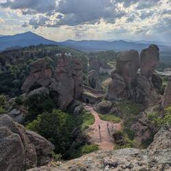 Тут мы лежали на камне и смотрели на облака