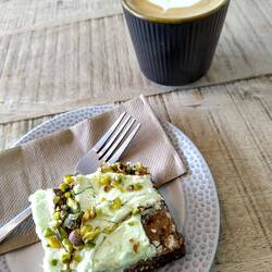 Kaffee und veganer Pistazien-Karotten-Kuchen