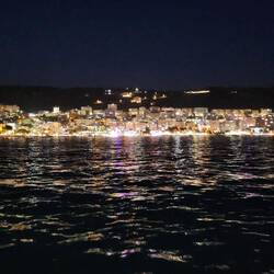 Sarande bei Nacht
