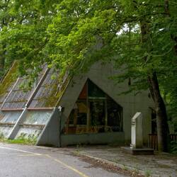 Zurück am Parkplatz, das Empfangsgebäude