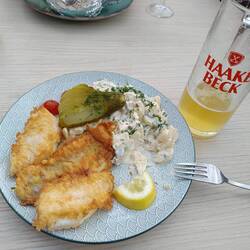 Fischfilets mit norddeutschem Kartoffelsalat und HaakeBeck Kräusen. Die Welt ist im Lot.
