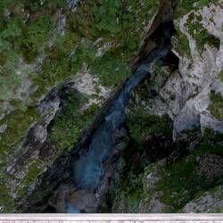 Gleich daneben eine Brücke über einen Abgrund, sehenswert