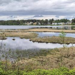 Jokkmokk am gegenüber liegenden Ufer.
