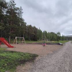 ...schöner großer Spielplatz, und anschließend...