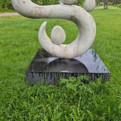 Künstler des Gleichgewichts: Skulptur aus Weißguss.