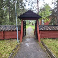 Doppelte Holzmauer, um darin die Särge im Winter aufzubewahren. Bestattung nur im Sommer möglich.