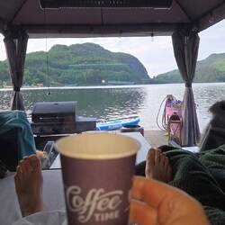 Guten Morgen, traumhafter Start in den Tag mit diesem Blick und Heißgetränk 😍