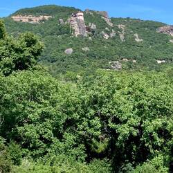 Auf einigen dieser Felsen sind die berühmten Meteora Klöster