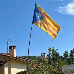 J'ai appris que ce drapeau est celui -revendicatif- de la Catalogne indépendante