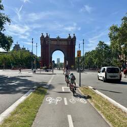 On redescend vers la mer par l'arc de triomphe
