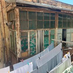 Depuis le balcon du Moosica Hostel : si, tout est habité, le gouvernement doit rénover...