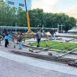 Sur Liberty Square à peine terminées les festivités, le démontage se fait au milieu des passants...