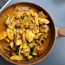 Leckeres Hähnchencurry mit Zucchini + Champignons ohne Reis, Kohlehydrate hatten wir mittags schon
