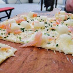 Flammkuchen mit Spargel, Lachs und Orangenmus