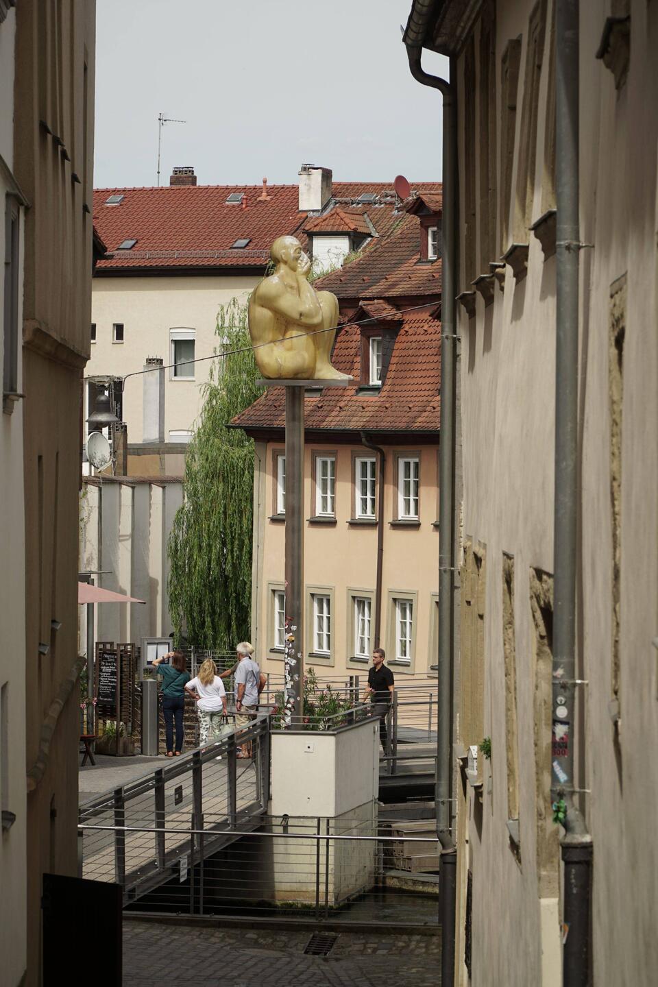 Auf der Rückseite dieser Skulptur ist das Restaurant Eckerts - sehr lecler