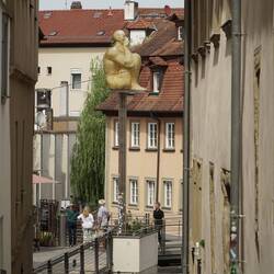 Auf der Rückseite dieser Skulptur ist das Restaurant Eckerts - sehr lecler