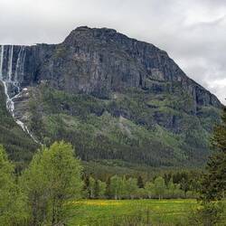 Hydnefossen. Oben rechts auf der Bergspitze ist unser Ziel.