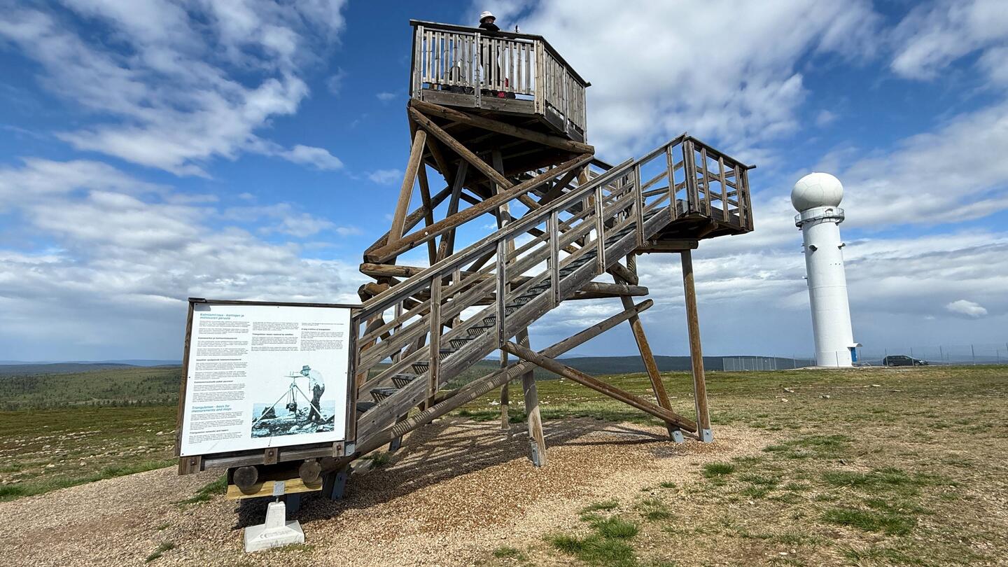 Der heutige Aussichtsturm erinnert bewusst an die Vergangenheit.