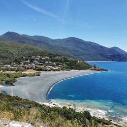 Schwarzer Strand vom Asbestabbau