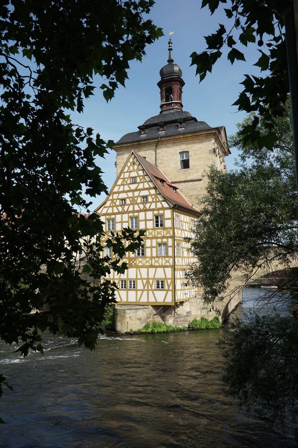 Und plötzlich schaut es durch die Baumkronen - das Alte Rathaus
