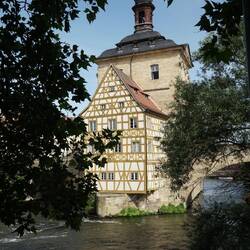 Und plötzlich schaut es durch die Baumkronen - das Alte Rathaus