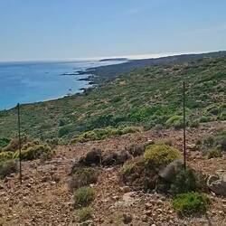 Arrivée en fin d'après-midi au-dessus de Kedrodasos. On veut une crique secrète et faire plouf !