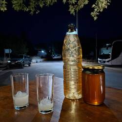Les cadeaux du soir de Nikos : après la crème et le raki, cadeau ouzo et vin !