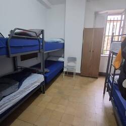 Typisches Zimmer in einer städtischen Pilgerherberge