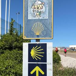 For a while it was León that was crossed out on most of the joint signs. Now it's Castilla.