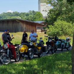Nette Einheimische lauern uns gerne mal auf um über alte Motorradzeiten zu reden. Sehr erfrischend.