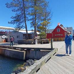 Am Pier ist viel los👌