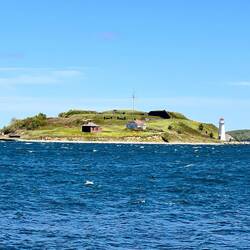 Kleine Festungs Insel mit einem Leuchtturm
