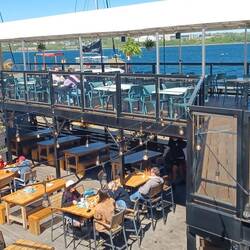 mit vielen Restaurants und Bars 🦀🥩🐟🍻🍷