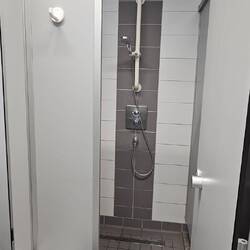 Die Dusche ist im Preis inklusive 🚿.