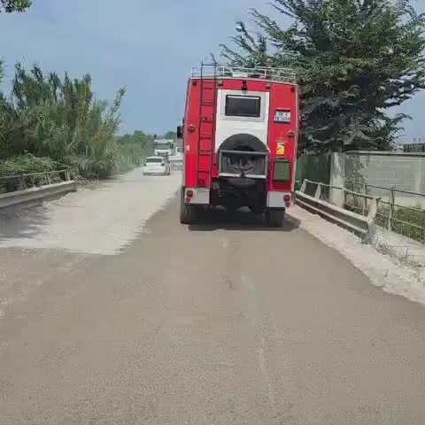 Schaukeln über albanische Hauptstraßen