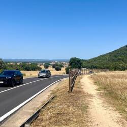 Même sur les routes plus fréquentées en campagne, il y a toujours une piste vélo