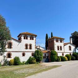 Jolies maisons catalanes sur un non-moins joli ciel bleu