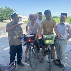Un simple arrêt en bord de route provoque la curiosité des habitants qui veulent une photo avec nous