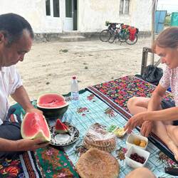 Acceuil fantastique de Orebek et sa famille avec repas et nuit au grand air sur le "Chorpaya"