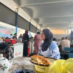 Au "bazar" nous sommes alpagués par les "cantines" qui vendent essentiellement de la viande