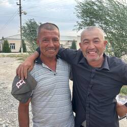 Aktam, notre hôte en Workaway (à droite) et son ami d'enfance
