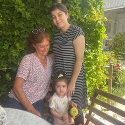 Souvent plusieurs générations partagent la maison : la fille Umida et la petite-fille Mursalina