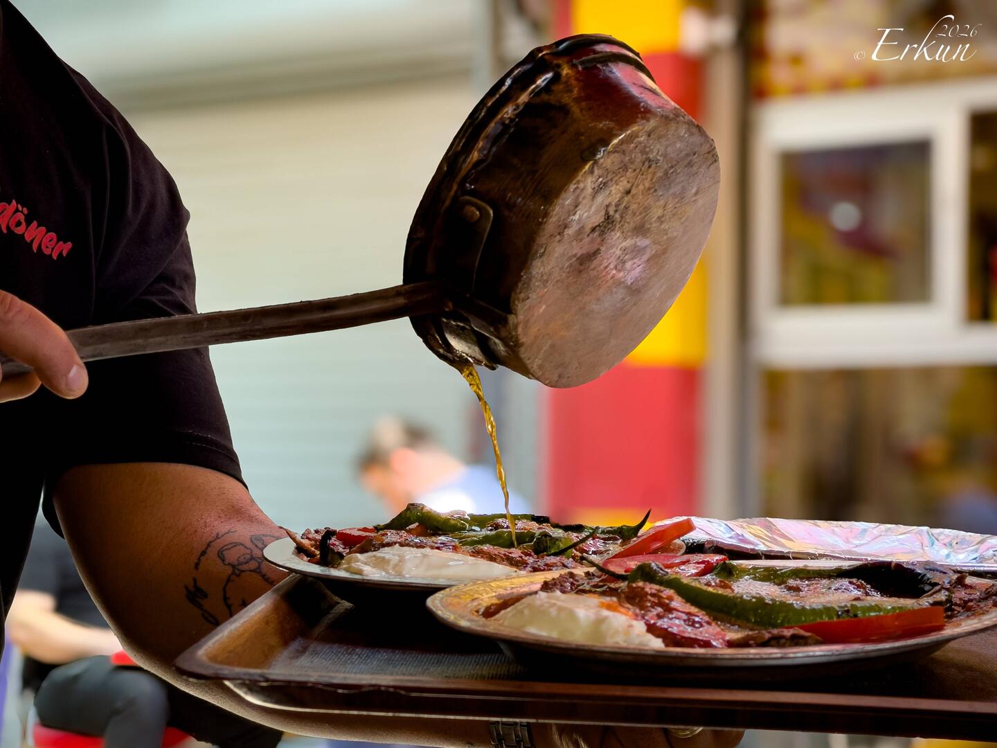 Pouring melted & browned butter over our single-portion döner orders ... Özev — Kemeraltı, İzmir.